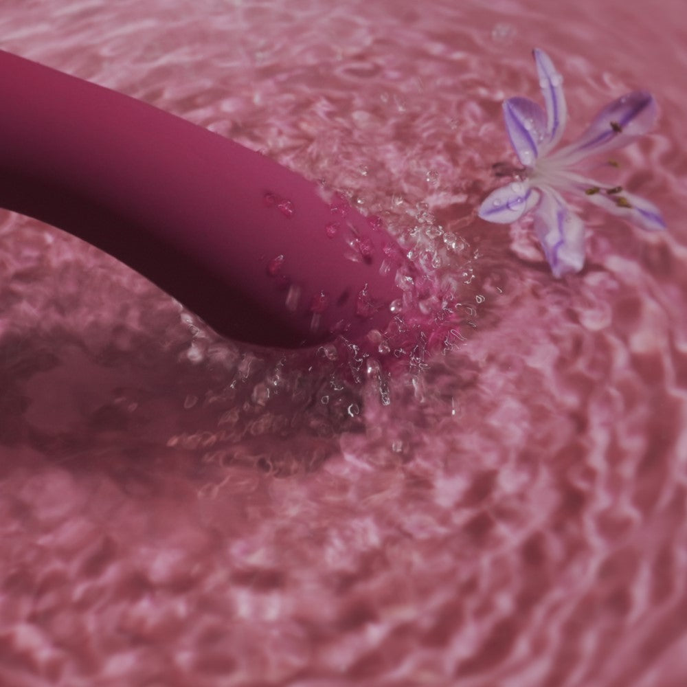 Amy 2 Flexible G-Spot Vibrator | Svakom (Violet) vibrating in water