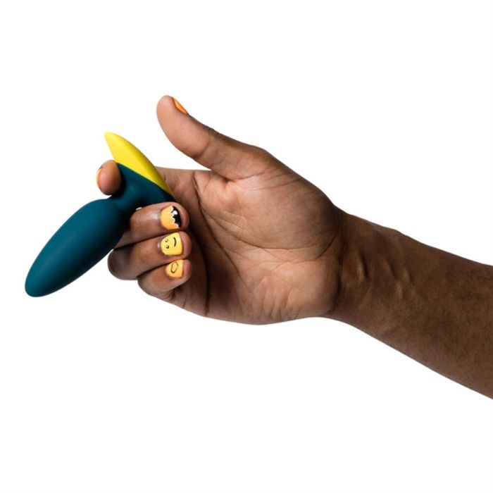 Romp | Bass Vibrating Anal Plug in models hand 