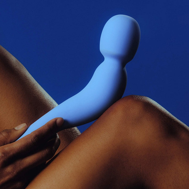 Woman holding Com Wand Vibrator | Dame - Periwinkle
